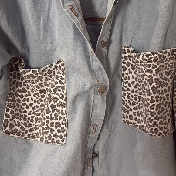 Light Blue Denim Jacket with Leopard Print Sleeves oversized XL XXL - Picture 2 of 3